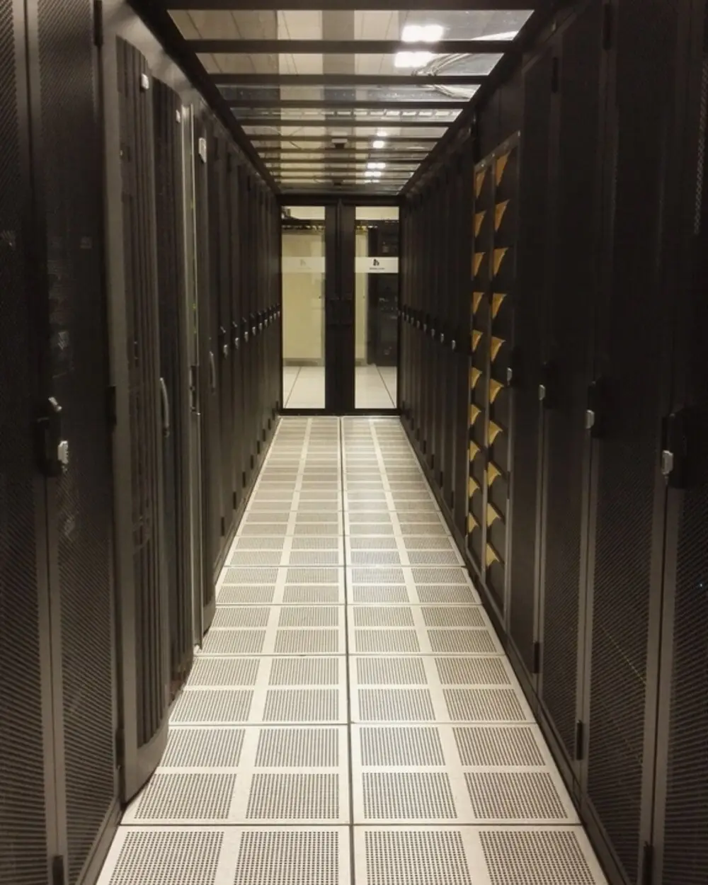 Pasillo frío entre racks en un centro de proceso de datos