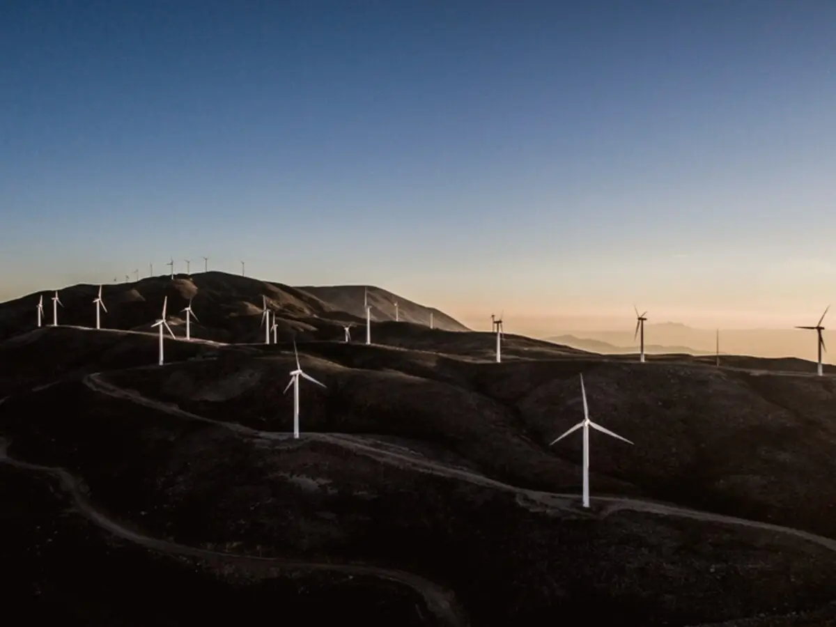 Parque eólico sobre una sierra al atardecer